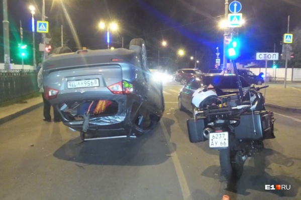 Suzuki после второго ДТП перевернулся Suzuki после второго ДТП перевернулся