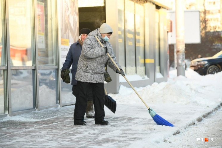 Дворники сбрасывают снег на дорогу — это неправильно