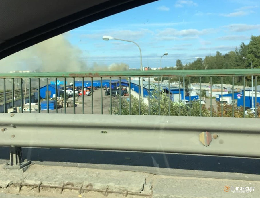 На северо-востоке Петербурга в автосервисе горят машины