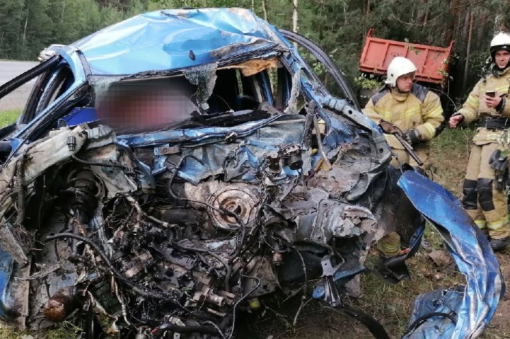 На трассе Челябинск — Екатеринбург Ford врезался в КАМАЗ. Водитель иномарки погиб