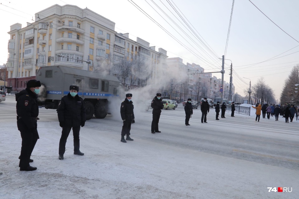 Во время шествия полиция перегородила улицу Красную — так митингующие могли переходить дорогу, не рискуя оказаться под колесами машин Во время шествия полиция перегородила улицу Красную — так митингующие могли переходить дорогу, не рискуя оказаться под колесами машин