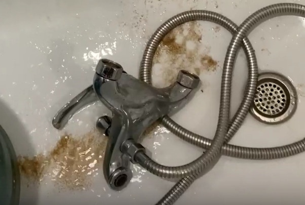 «Прежде чем помыться, вычищаем из крана песок»: жители Сульфата жалуются на плохое качество воды