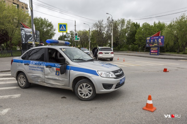 Водитель Mercedes протаранил полицейский автомобиль на перекрестке Калинина и Рабоче-Крестьянской Водитель Mercedes протаранил полицейский автомобиль на перекрестке Калинина и Рабоче-Крестьянской