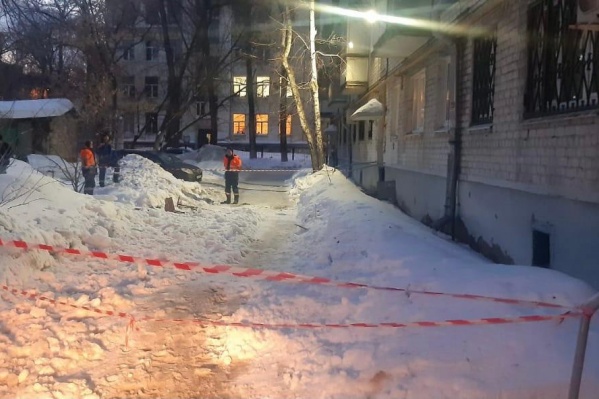 Сейчас опасный участок вдоль дома огородили Сейчас опасный участок вдоль дома огородили