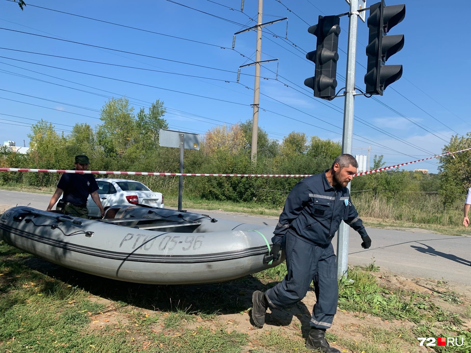 Спасатели подготовили лодку для исследования водоема Спасатели подготовили лодку для исследования водоема