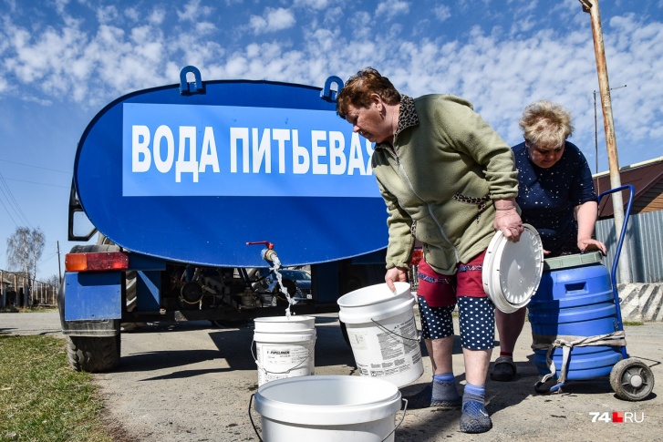 Воду в деревню Шумаки теперь привозят в цистерне Воду в деревню Шумаки теперь привозят в цистерне
