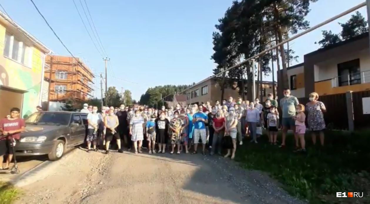 Жители Цыганского поселка у «Радуга-парка» попросили Путина спасти их от сноса