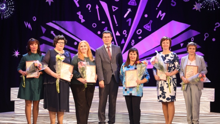 Курганские педагоги получили премии в профессиональный праздник