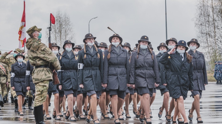 В масках под оркестр: смотрим фото с репетиции парада Победы в Перми