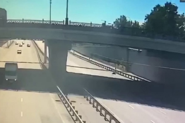 Мужчина рухнул на дорогу Мужчина рухнул на дорогу