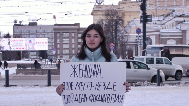 «Женщина, твое место — везде»: челябинские феминистки вышли на пикеты в честь 8 Марта