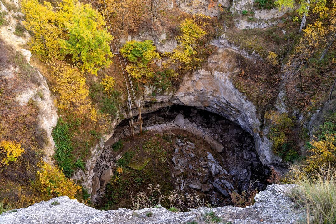 Пещеру не видно со стороны, но видно с воздуха