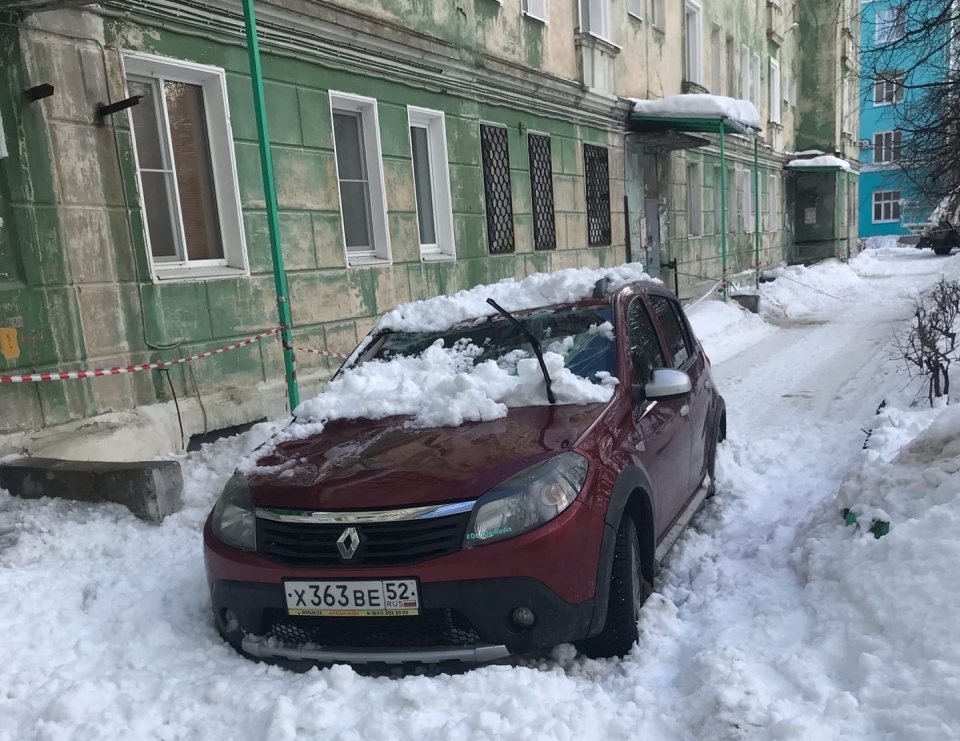 Удар пришелся на крышу автомобиля Удар пришелся на крышу автомобиля