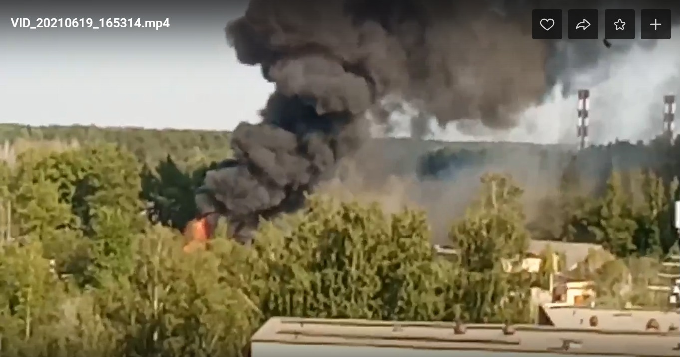 Столб чёрного дыма поднялся из военной части в Петербурге