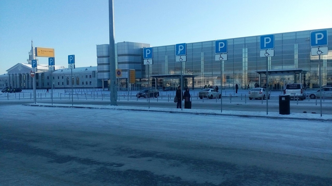 Где оставить машину в кольцово екатеринбург. Стоянка в аэропорту Кольцово. Екатеринбург Кольцово автостоянка. Стоянка в аэропорту Кольцово для инвалидов. Аэропорт Кольцово Екатеринбург.