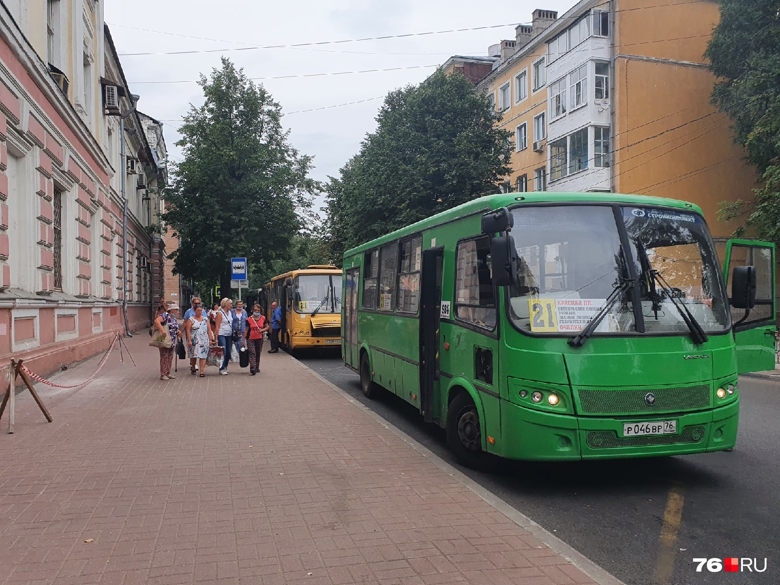 На Красной площади очередь из автобусов На Красной площади очередь из автобусов