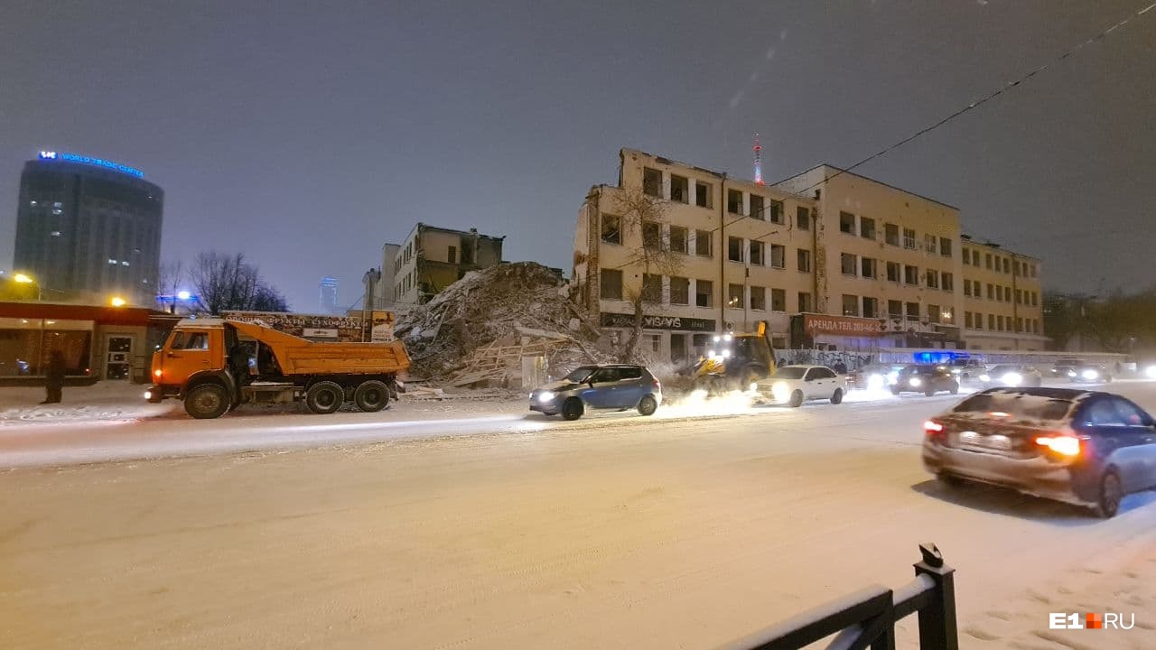 Движение автомобилей не останавливалось Движение автомобилей не останавливалось