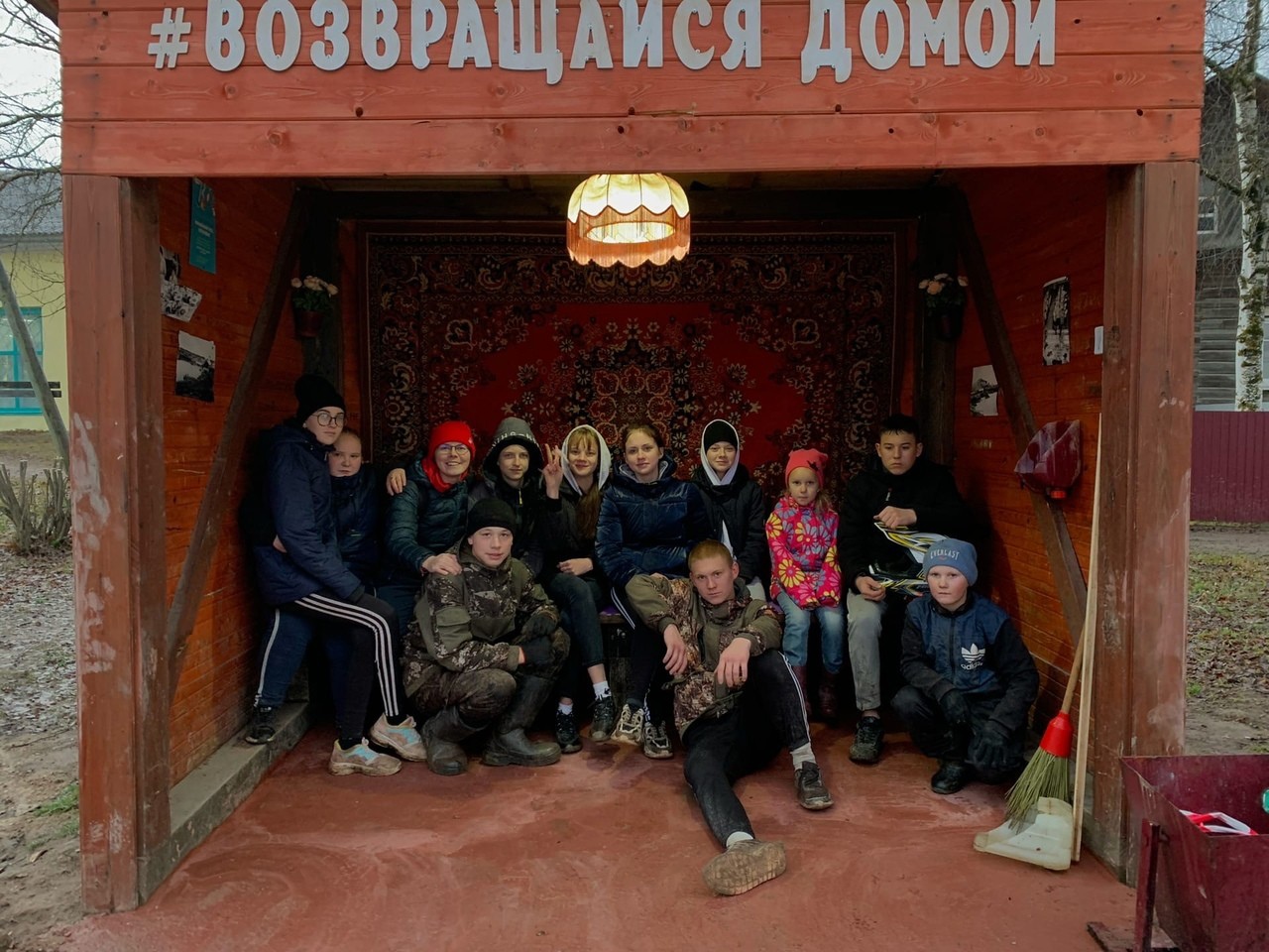 Та самая остановка с ковром и абажуром, которая прославила Пежму на всю страну Та самая остановка с ковром и абажуром, которая прославила Пежму на всю страну