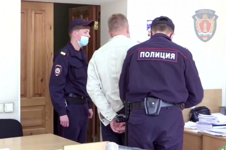 Наручники на экс-чиновника надели в зале суда Наручники на экс-чиновника надели в зале суда