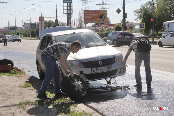 Иномарка повредила переднее колесо и, возможно, подвеску Иномарка повредила переднее колесо и, возможно, подвеску