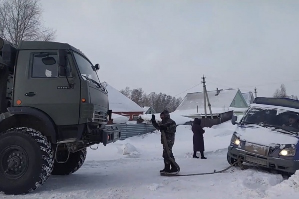 Машины вытаскивали с помощью крупной техники Машины вытаскивали с помощью крупной техники 