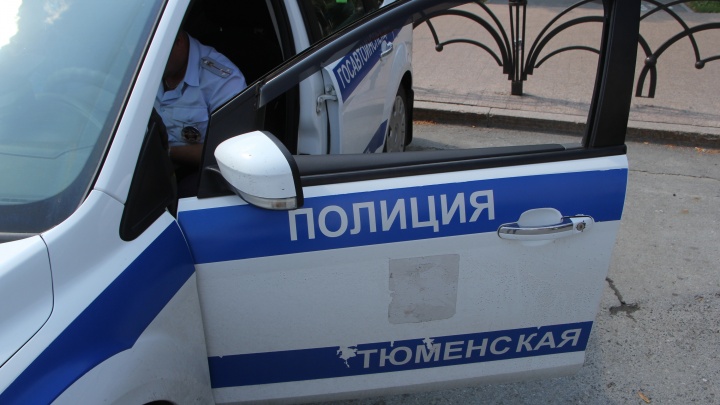 Тюменец на иномарке задел полицейского и врезался в машину ДПС