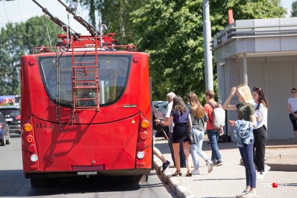 Указатели на остановках помогут разобраться в новых маршрутах автобусов Указатели на остановках помогут разобраться в новых маршрутах автобусов