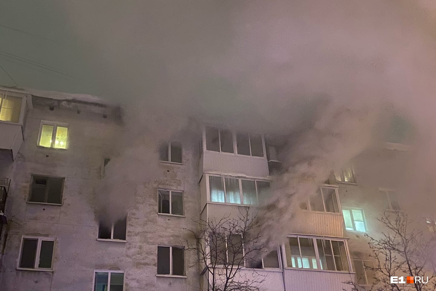 В Екатеринбурге жильцы пятиэтажки пострадали во время пожара в жилом доме