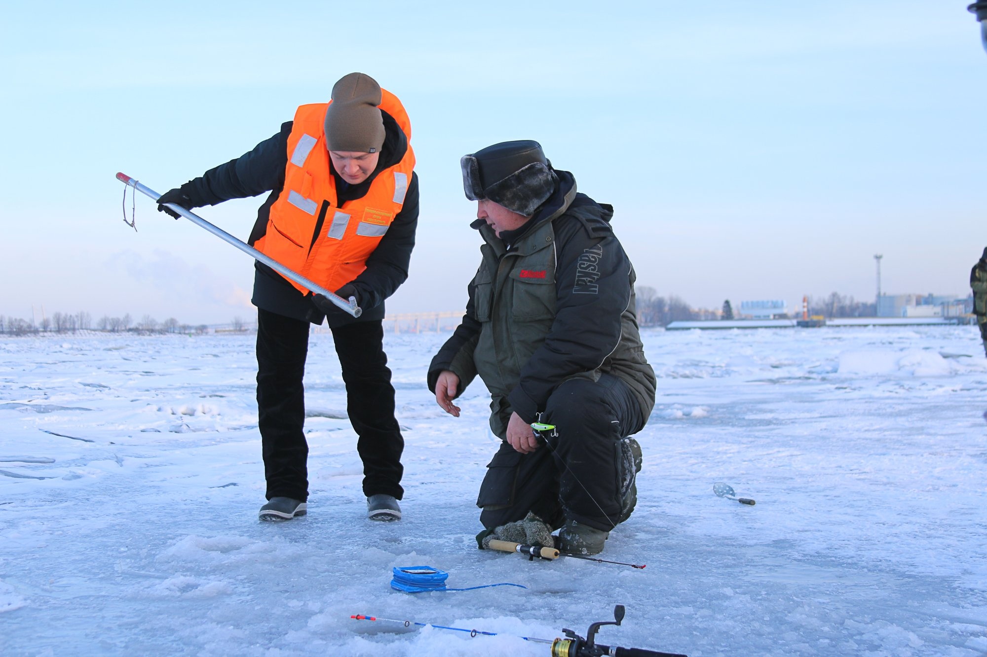 Толщина льда для катания. Рыбаки на льду финского залива. Зимняя рыбалка на льду. Финская зимняя рыбалка. Рыбалка на финском заливе.