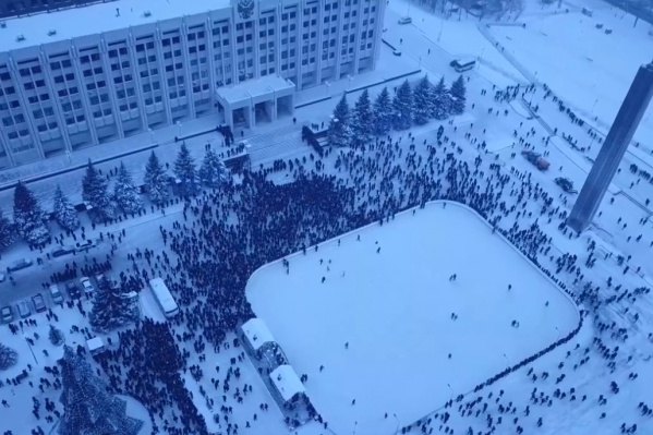 Удивительно, но во время акции протеста на ледовой площадке люди катались на коньках Удивительно, но во время акции протеста на ледовой площадке люди катались на коньках 
