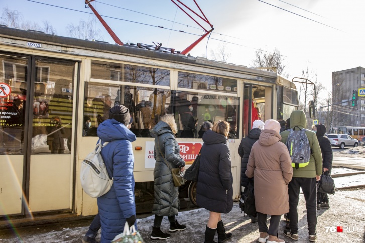 Люди ломятся в переднюю дверь Люди ломятся в переднюю дверь