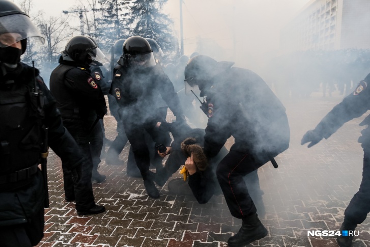 Самые жесткие столкновения начались у здания мэрии Самые жесткие столкновения начались у здания мэрии