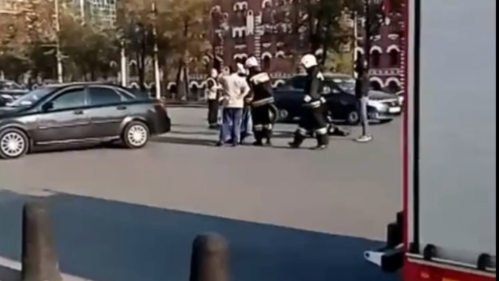 Около ж/д вокзала в Екатеринбурге водитель легковушки сбил мотоциклиста