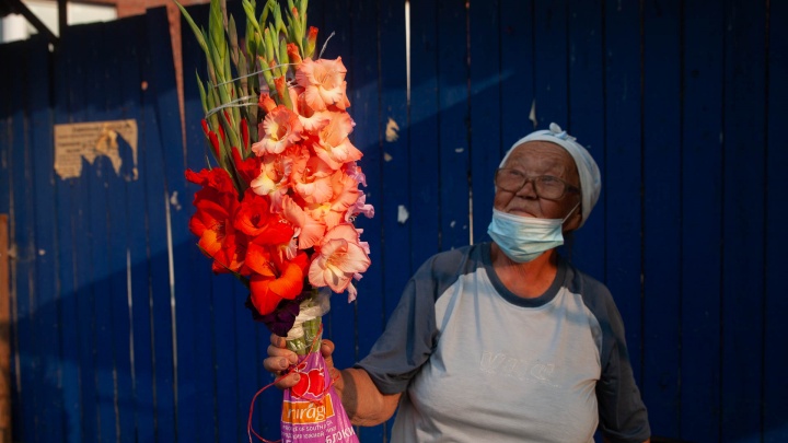 Букет от милой бабушки. Какие цветы продают на спонтанных рынках Тюмени (гладиолусы!) и за сколько