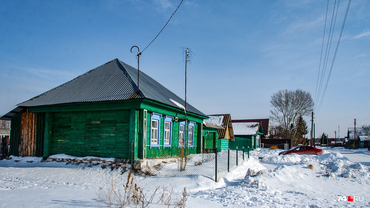 Дом состоит из прихожей, кухни и одной комнаты. Общая площадь — 46 квадратных метров, жилая — 27 Дом состоит из прихожей, кухни и одной комнаты. Общая площадь — 46 квадратных метров, жилая — 27