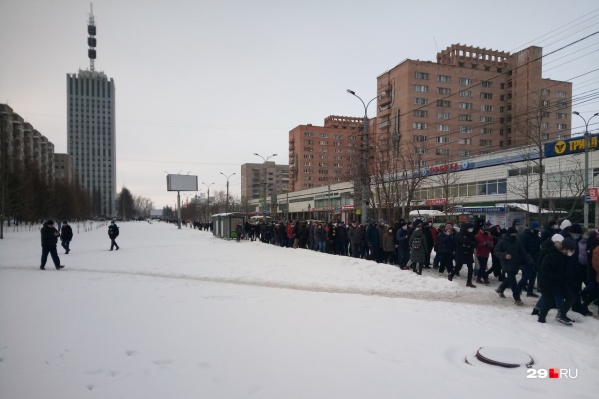 Шествие уже прошло по Троицкому проспекту и проспекту Чумбарова-Лучинского Шествие уже прошло по Троицкому проспекту и проспекту Чумбарова-Лучинского