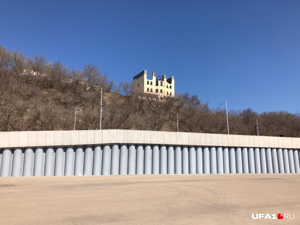 Пока замок со стороны набережной выглядит так Пока замок со стороны набережной выглядит так