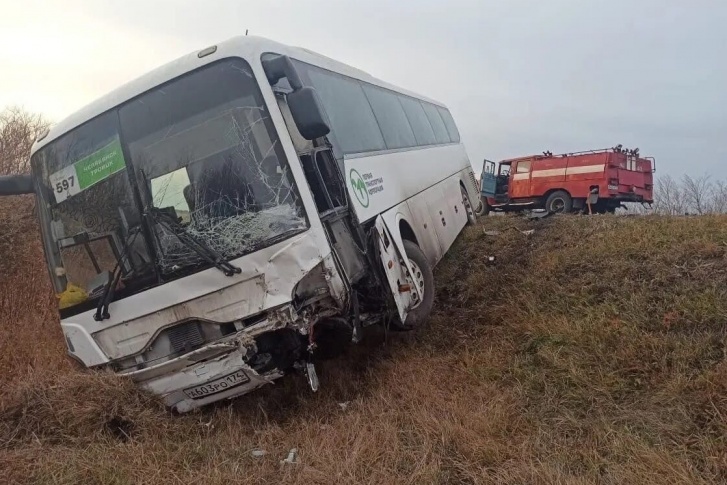 От удара автобус вылетел в кювет От удара автобус вылетел в кювет