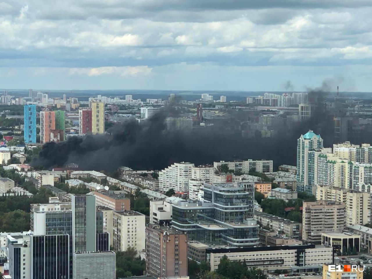 По улицам Екатеринбурга стелется черный едкий дым. В МЧС рассказали, что горит