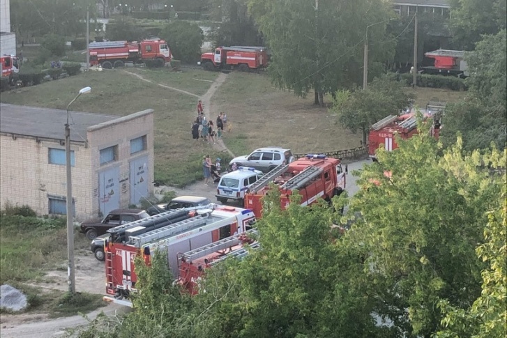 К больнице примчались пожарные машины К больнице примчались пожарные машины