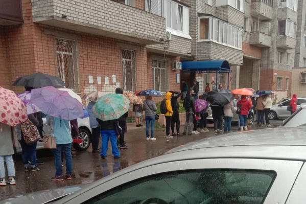 Люди стояли в очереди по часу Люди стояли в очереди по часу