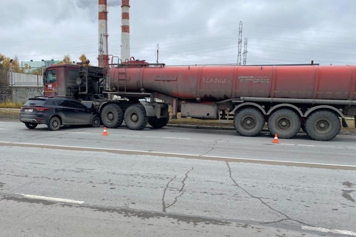 От удара легковушку отбросило в припаркованный грузовик От удара легковушку отбросило в припаркованный грузовик