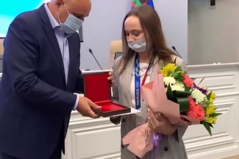Девушка получила серебряный нагрудный знак «Кузбасс» Девушка получила серебряный нагрудный знак «Кузбасс»