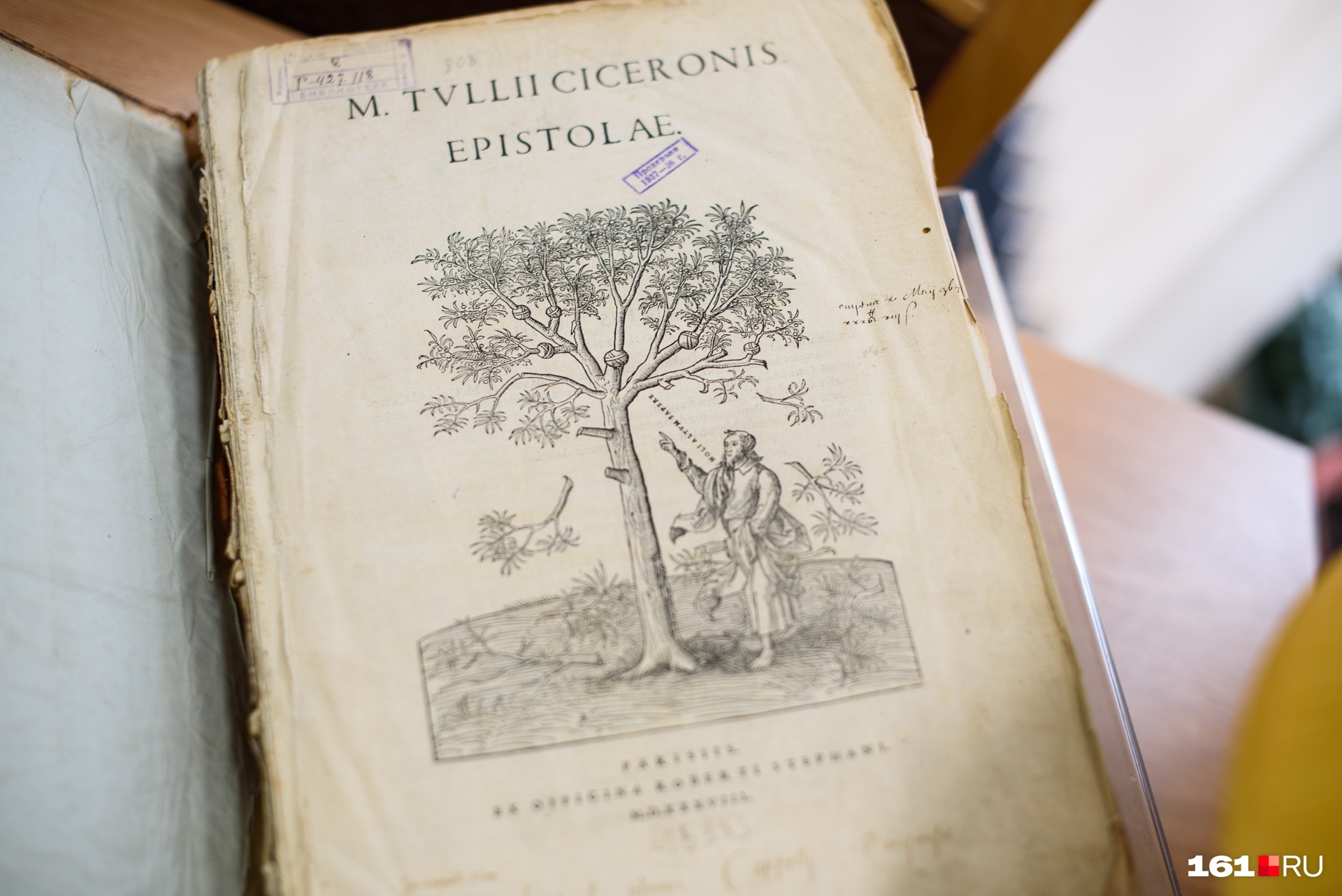 Книгу также называют палеотипом — это условное обозначение изданий, выпущенных с 1501 года до 1551 года. В Публичку она попала в 1936-м Книгу также называют палеотипом — это условное обозначение изданий, выпущенных с 1501 года до 1551 года. В Публичку она попала в 1936-м