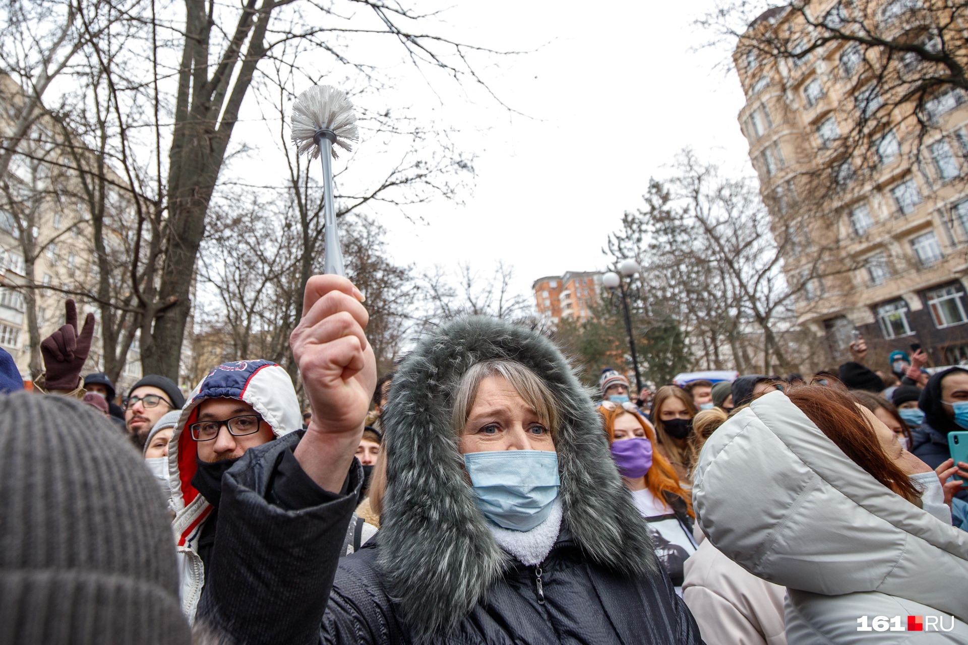 Некоторые митингующие пришли с ершиками Некоторые митингующие пришли с ершиками