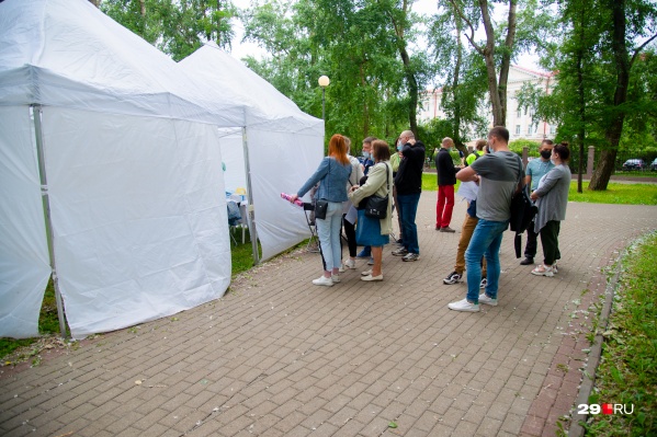 Пока в торговых центрах скопляются очереди, желающие привиться могут это сделать на свежем воздухе Пока в торговых центрах скопляются очереди, желающие привиться могут это сделать на свежем воздухе