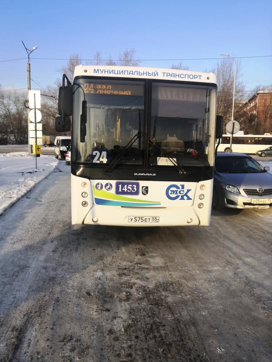 Автобус практически не пострадал при столкновении Автобус практически не пострадал при столкновении
