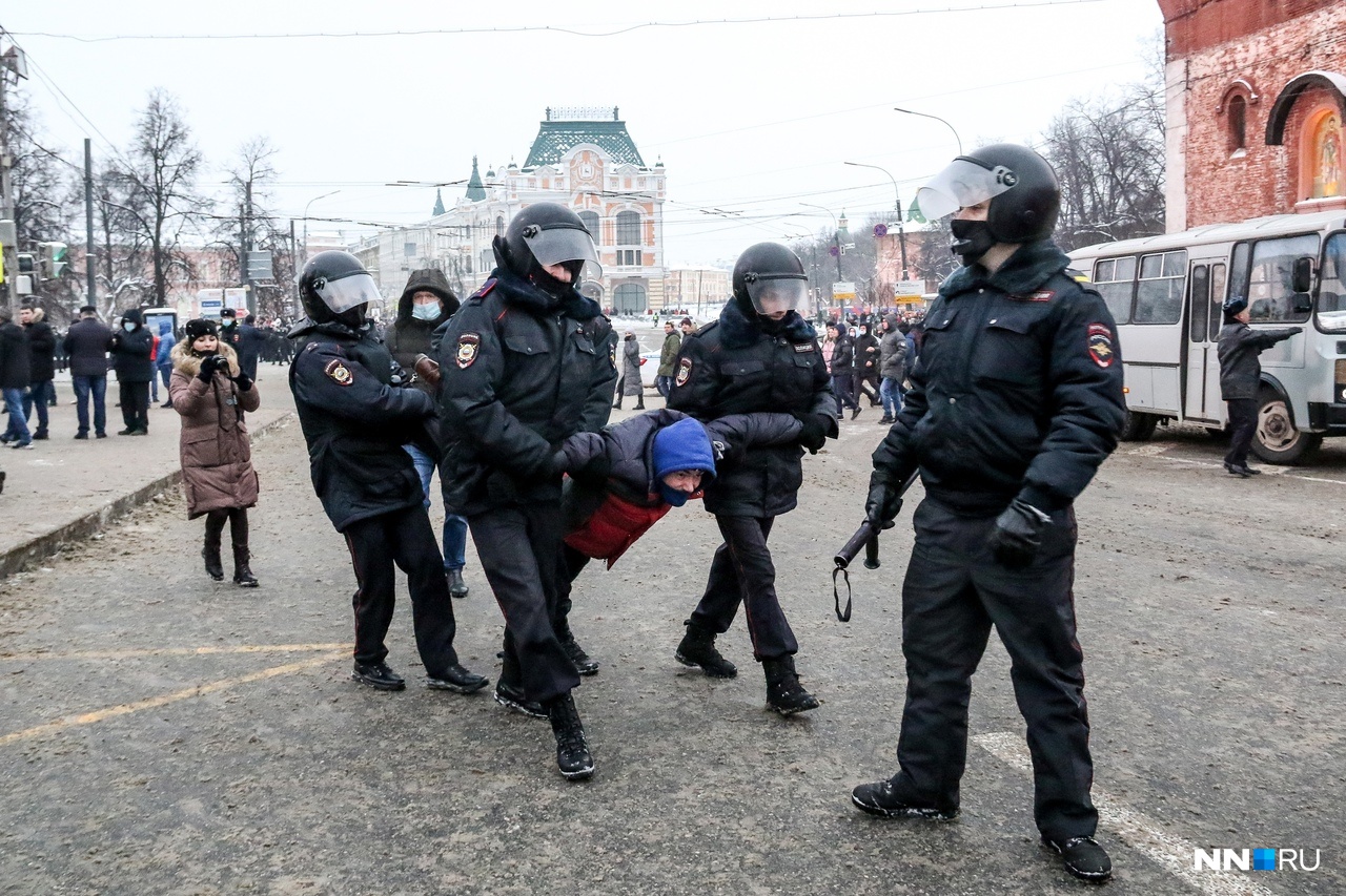 ОМОН выносит с площади Минина и Пожарского участника политической акции ОМОН выносит с площади Минина и Пожарского участника политической акции