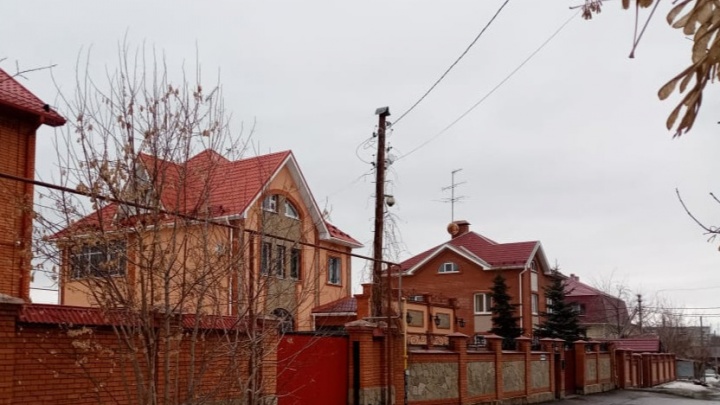 Жители шикарных коттеджей на Уралмаше завалили мэрию просьбами спасти их от многоэтажной застройки