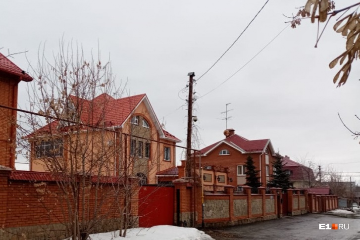 Жители частного сектора Уралмаша опасаются, что вокруг них появятся «свечки»-многоэтажки Жители частного сектора Уралмаша опасаются, что вокруг них появятся «свечки»-многоэтажки